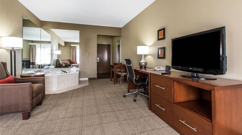 <b>Comfort Suites Effingham Central Suite</b>. Images powered by <a href="https://iceportal.shijigroup.com/" title="IcePortal" target="_blank">IcePortal</a>.