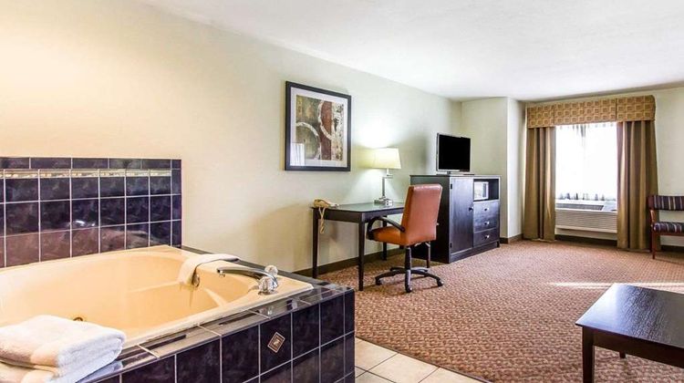 Quality Inn Pontiac Suite