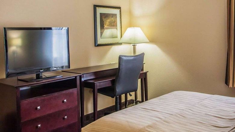 <b>Quality Inn Peoria Room</b>. Images powered by <a href="https://iceportal.shijigroup.com/" title="IcePortal" target="_blank">IcePortal</a>.
