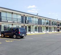 Econo Lodge Shorewood Exterior