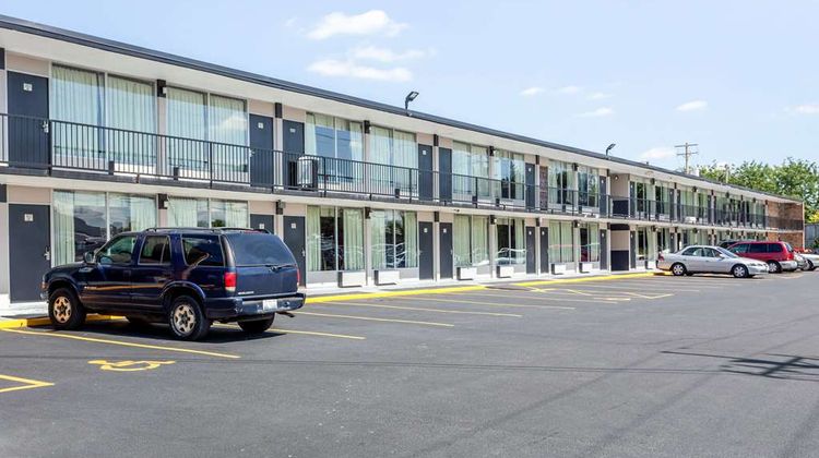 Econo Lodge Shorewood Exterior