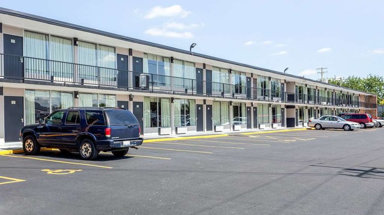 <b>Econo Lodge Shorewood Exterior</b>. Images powered by <a href="https://iceportal.shijigroup.com/" title="IcePortal" target="_blank">IcePortal</a>.