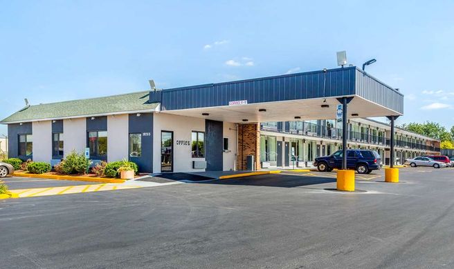 Econo Lodge Shorewood Exterior