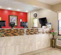 Econo Lodge Shorewood Lobby