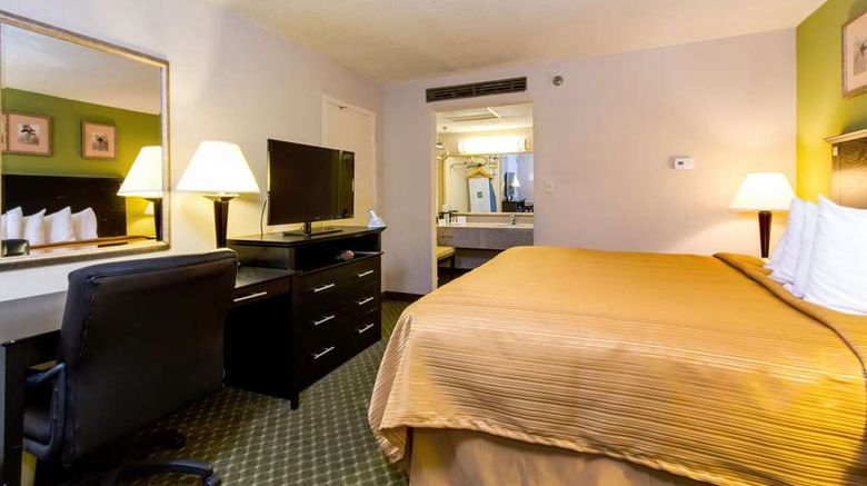 <b>Quality Inn & Suites, Moline Room</b>. Images powered by <a href="https://iceportal.shijigroup.com/" title="IcePortal" target="_blank">IcePortal</a>.