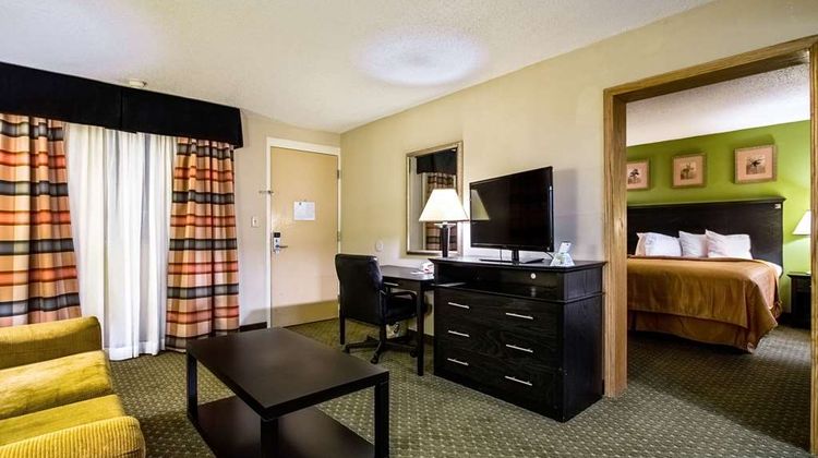 Quality Inn & Suites, Moline Suite