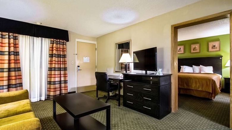 <b>Quality Inn & Suites, Moline Suite</b>. Images powered by <a href="https://iceportal.shijigroup.com/" title="IcePortal" target="_blank">IcePortal</a>.