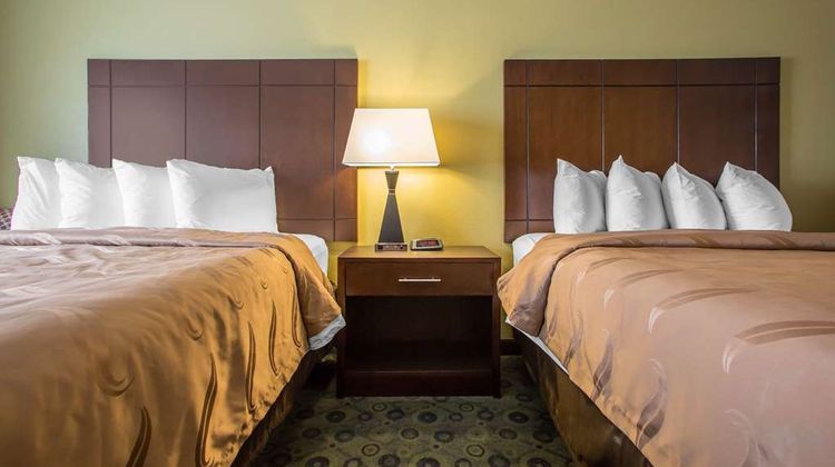 Quality Inn & Suites Bloomington Normal Room