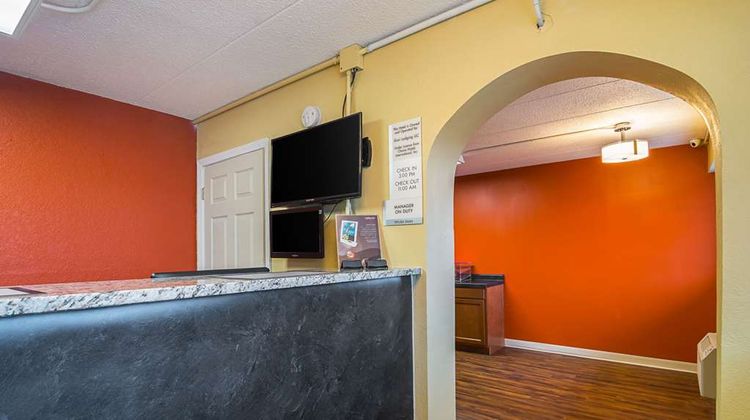 Econo Lodge South Holland Lobby