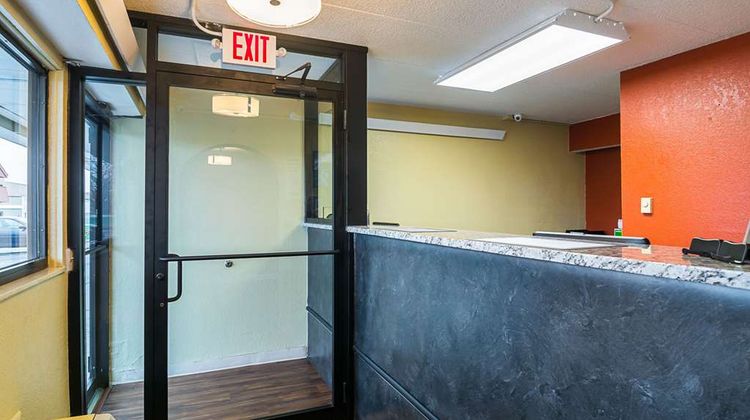 Econo Lodge South Holland Lobby