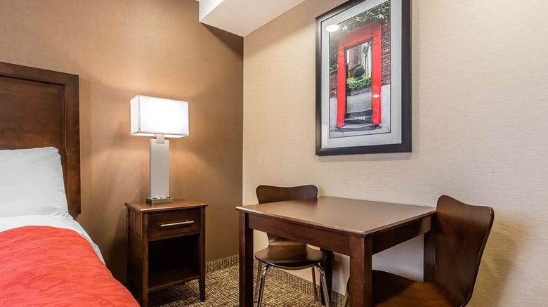 <b>Rodeway Inn Chicago-Evanston Room</b>. Images powered by <a href="https://iceportal.shijigroup.com/" title="IcePortal" target="_blank">IcePortal</a>.