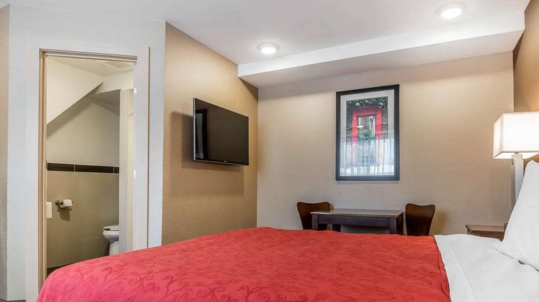 <b>Rodeway Inn Chicago-Evanston Room</b>. Images powered by <a href="https://iceportal.shijigroup.com/" title="IcePortal" target="_blank">IcePortal</a>.