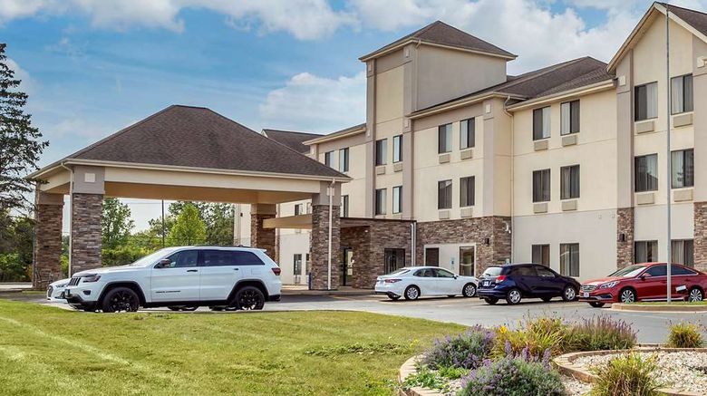 <b>Comfort Inn & Suites Chicago/Aurora Exterior</b>. Images powered by <a href="https://iceportal.shijigroup.com/" title="IcePortal" target="_blank">IcePortal</a>.