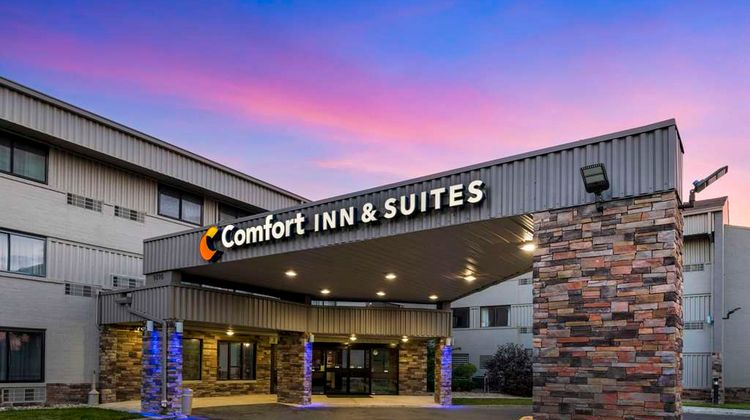 Comfort Inn & Suites North at Pyramids Exterior