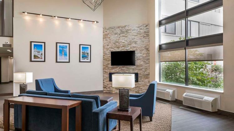 Comfort Inn & Suites North at Pyramids Lobby