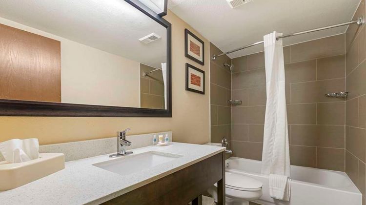 Comfort Inn & Suites North at Pyramids Suite