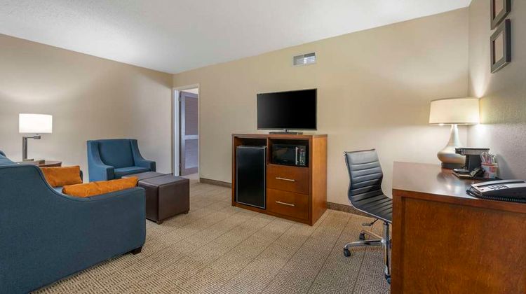 Comfort Inn & Suites North at Pyramids Suite