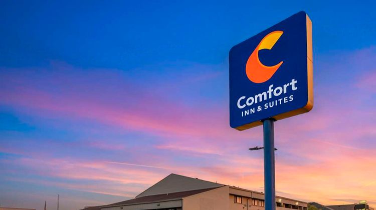 Comfort Inn & Suites North at Pyramids Exterior