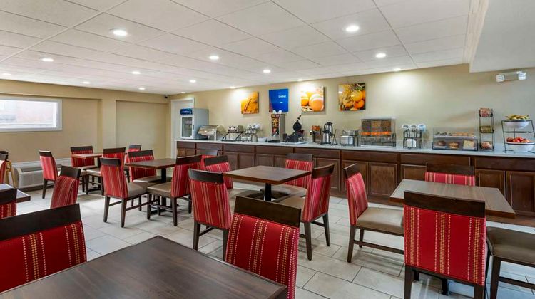 Comfort Inn & Suites North at Pyramids Restaurant