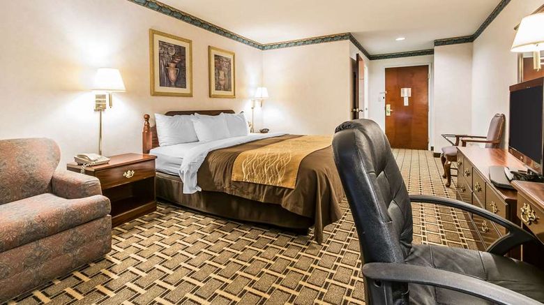 <b>Quality Inn & Suites Evansville Room</b>. Images powered by <a href="https://iceportal.shijigroup.com/" title="IcePortal" target="_blank">IcePortal</a>.