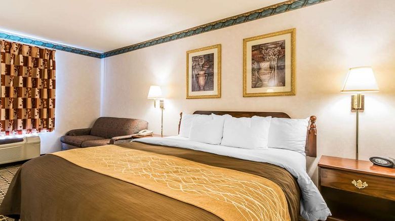 <b>Quality Inn & Suites Evansville Room</b>. Images powered by <a href="https://iceportal.shijigroup.com/" title="IcePortal" target="_blank">IcePortal</a>.