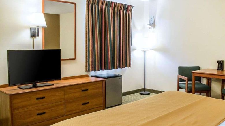 <b>Econo Lodge Elkhart North Room</b>. Images powered by <a href="https://iceportal.shijigroup.com/" title="IcePortal" target="_blank">IcePortal</a>.