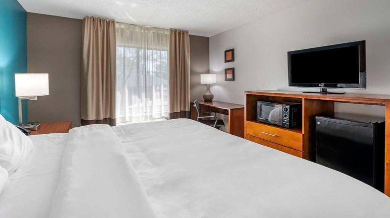 <b>Comfort Inn Suite</b>. Images powered by <a href="https://iceportal.shijigroup.com/" title="IcePortal" target="_blank">IcePortal</a>.