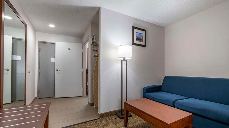 <b>Comfort Inn Suite</b>. Images powered by <a href="https://iceportal.shijigroup.com/" title="IcePortal" target="_blank">IcePortal</a>.