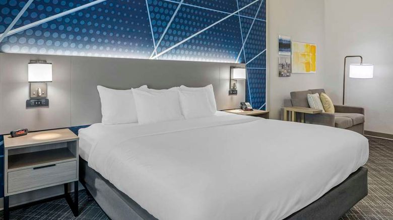 <b>Comfort Suites Suite</b>. Images powered by <a href="https://iceportal.shijigroup.com/" title="IcePortal" target="_blank">IcePortal</a>.