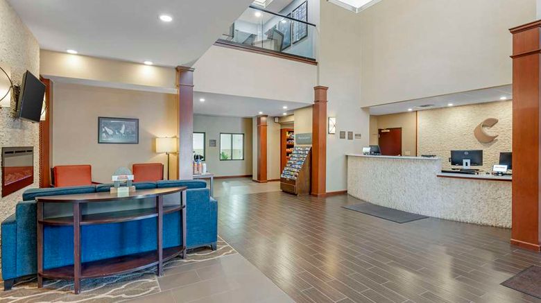 <b>Comfort Suites Lobby</b>. Images powered by <a href="https://iceportal.shijigroup.com/" title="IcePortal" target="_blank">IcePortal</a>.