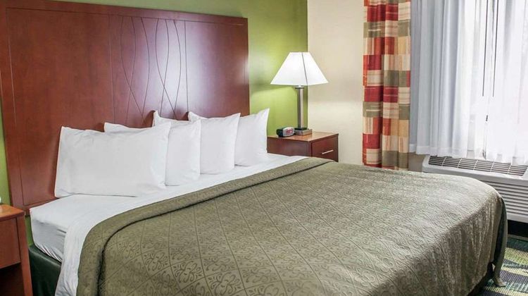 Quality Inn & Suites Suite