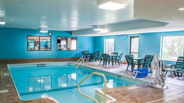 Quality Inn & Suites Pool