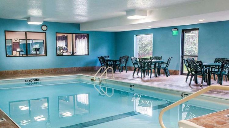 Quality Inn & Suites Pool