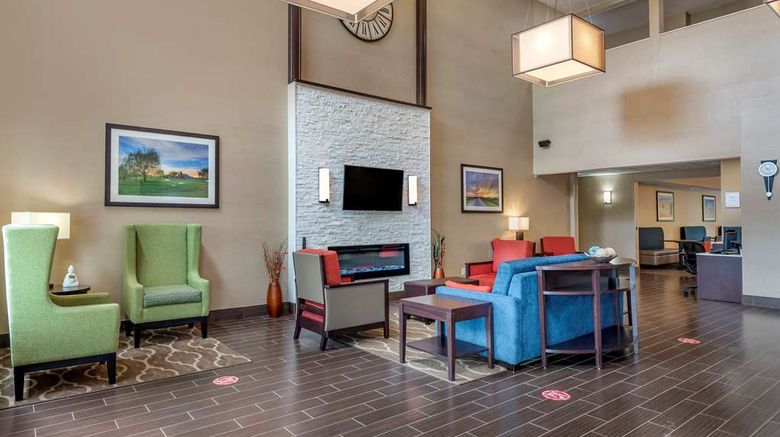 <b>Comfort Suites Lobby</b>. Images powered by <a href="https://iceportal.shijigroup.com/" title="IcePortal" target="_blank">IcePortal</a>.