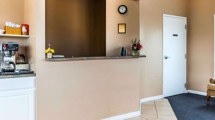Econo Lodge Vincennes Lobby