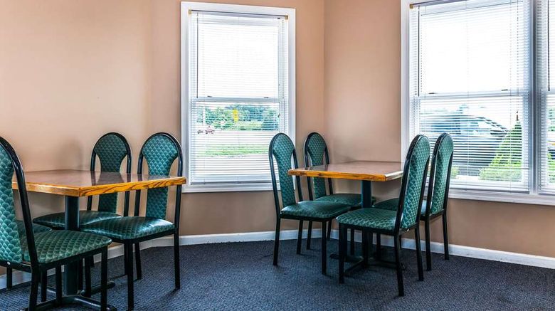 <b>Econo Lodge Vincennes Restaurant</b>. Images powered by <a href="https://iceportal.shijigroup.com/" title="IcePortal" target="_blank">IcePortal</a>.