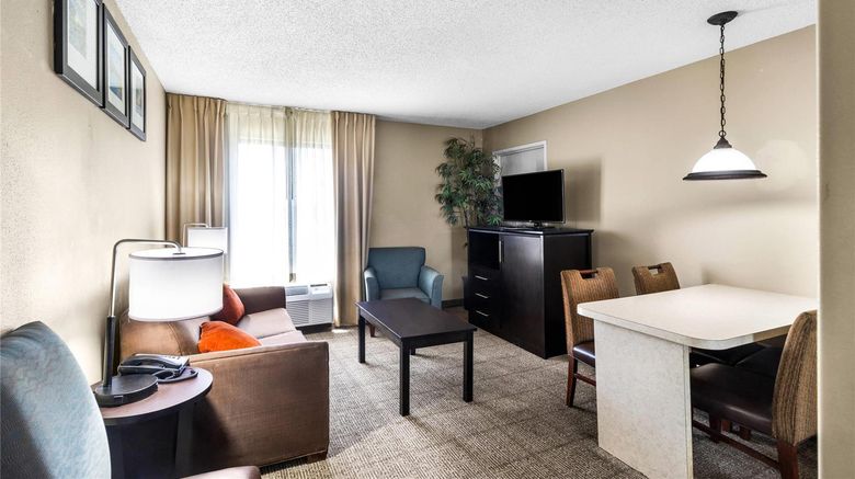 <b>Comfort Inn East, Evansville Suite</b>. Images powered by <a href="https://iceportal.shijigroup.com/" title="IcePortal" target="_blank">IcePortal</a>.