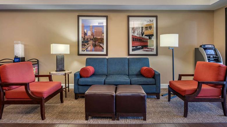 <b>Comfort Inn & Suites Lobby</b>. Images powered by <a href="https://iceportal.shijigroup.com/" title="IcePortal" target="_blank">IcePortal</a>.