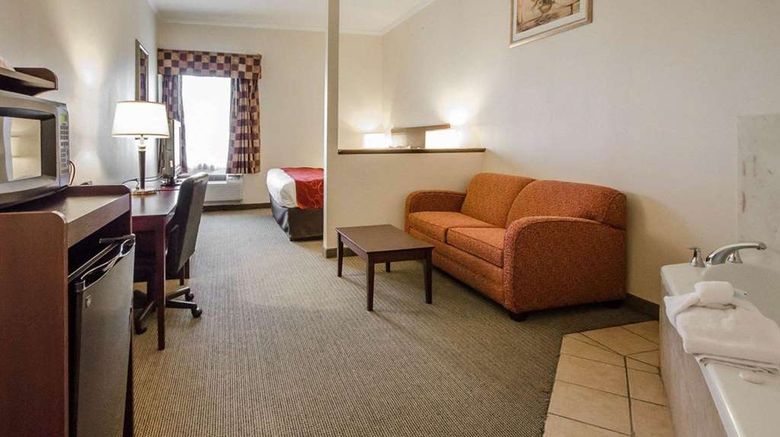 <b>Quality Suites Jeffersonville Suite</b>. Images powered by <a href="https://iceportal.shijigroup.com/" title="IcePortal" target="_blank">IcePortal</a>.