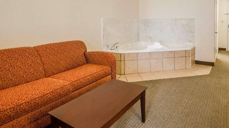Quality Suites Jeffersonville Suite