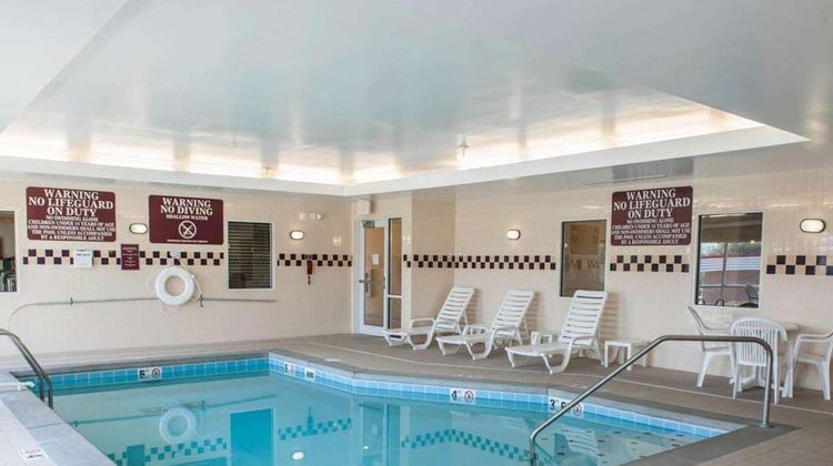Comfort Suites Southport Pool