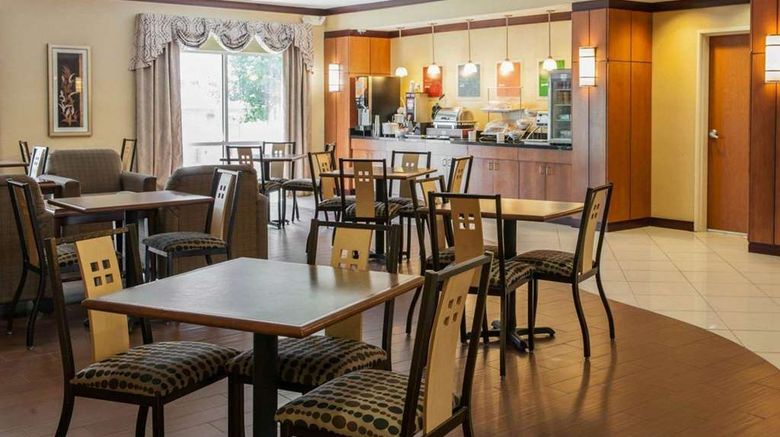 <b>Comfort Suites Southport Restaurant</b>. Images powered by <a href="https://iceportal.shijigroup.com/" title="IcePortal" target="_blank">IcePortal</a>.