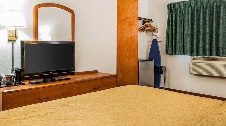 <b>Quality Inn South Room</b>. Images powered by <a href="https://iceportal.shijigroup.com/" title="IcePortal" target="_blank">IcePortal</a>.