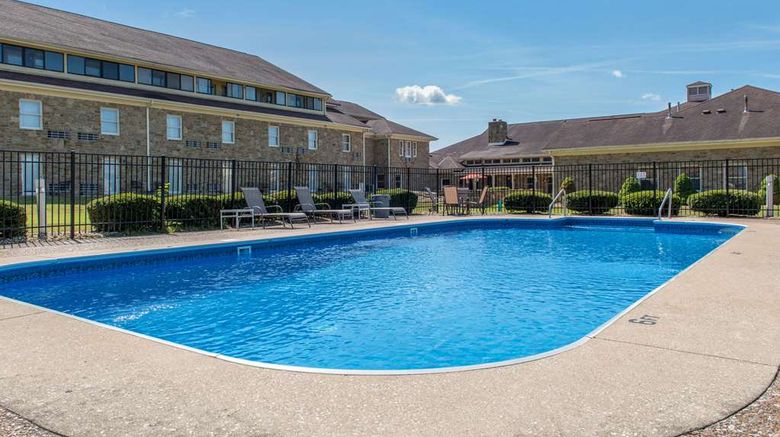 <b>Quality Inn & Suites Pool</b>. Images powered by <a href="https://iceportal.shijigroup.com/" title="IcePortal" target="_blank">IcePortal</a>.
