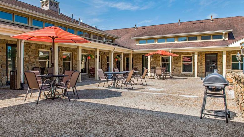 <b>Quality Inn & Suites Pool</b>. Images powered by <a href="https://iceportal.shijigroup.com/" title="IcePortal" target="_blank">IcePortal</a>.