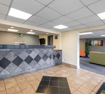 Quality Inn & Suites Lobby