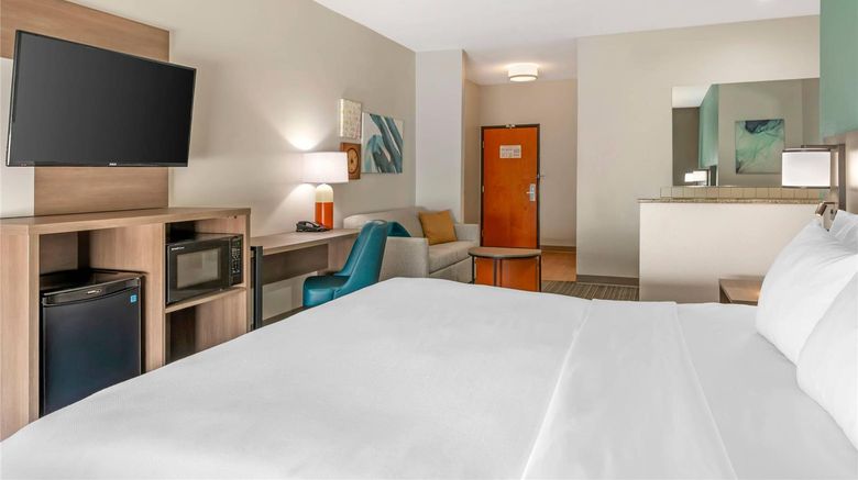 <b>Comfort Suites Suite</b>. Images powered by <a href="https://iceportal.shijigroup.com/" title="IcePortal" target="_blank">IcePortal</a>.