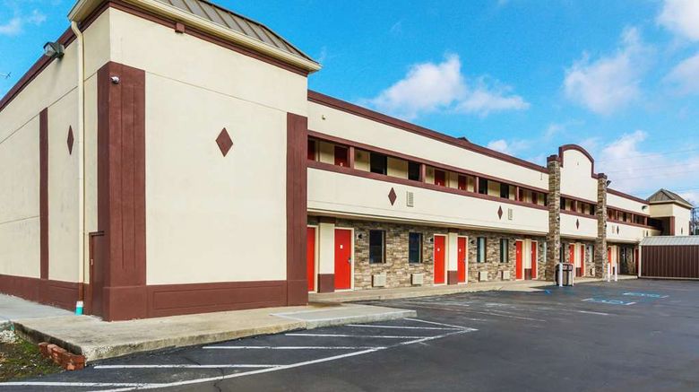 <b>Econo Lodge Cloverdale Exterior</b>. Images powered by <a href="https://iceportal.shijigroup.com/" title="IcePortal" target="_blank">IcePortal</a>.