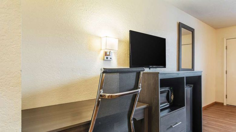 <b>Econo Lodge Cloverdale Room</b>. Images powered by <a href="https://iceportal.shijigroup.com/" title="IcePortal" target="_blank">IcePortal</a>.