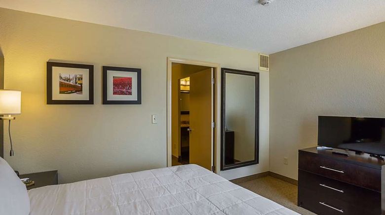 <b>Clarion Inn & Suites Evansville Room</b>. Images powered by <a href="https://iceportal.shijigroup.com/" title="IcePortal" target="_blank">IcePortal</a>.